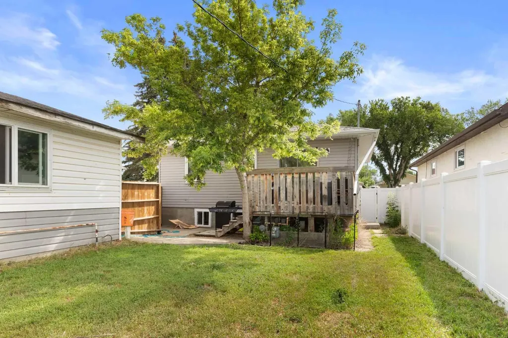 1946 15 Avenue SE Medicine Hat AB T1A3R8