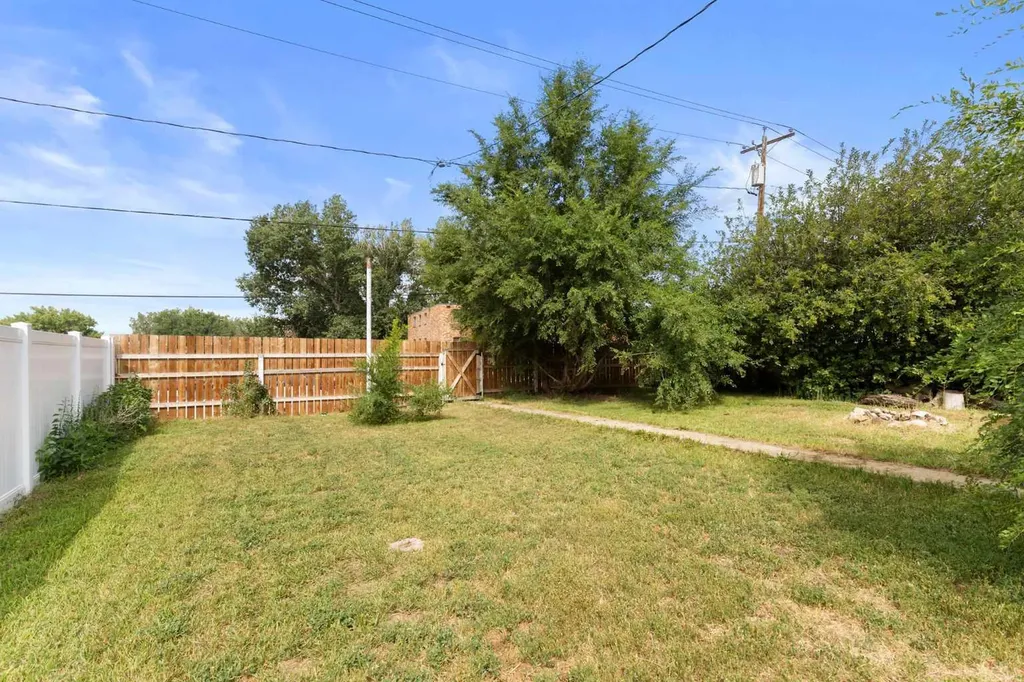 1946 15 Avenue SE Medicine Hat AB T1A3R8