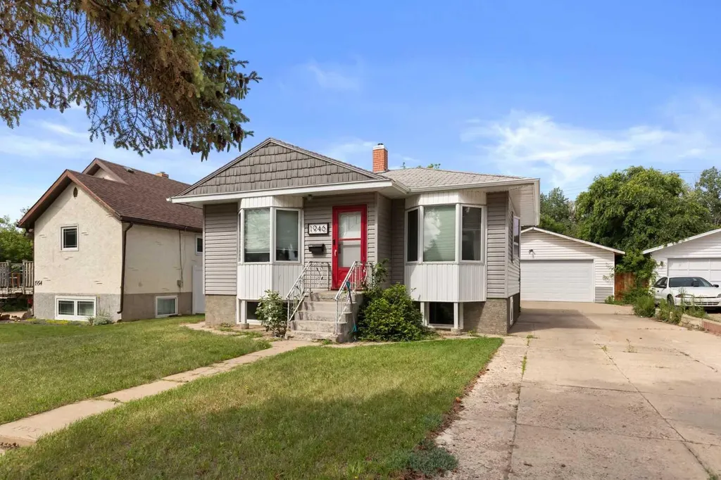 1946 15 Avenue SE Medicine Hat AB T1A3R8