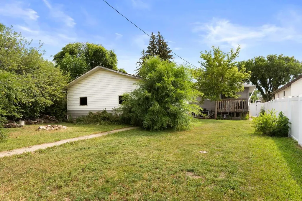 1946 15 Avenue SE Medicine Hat AB T1A3R8
