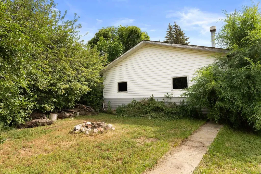 1946 15 Avenue SE Medicine Hat AB T1A3R8