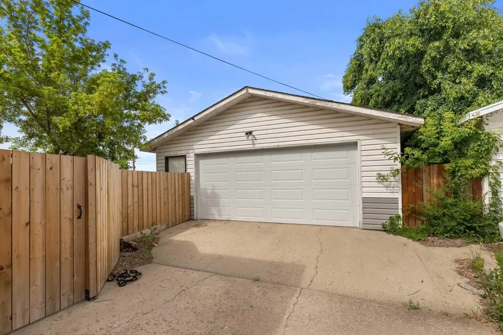 1946 15 Avenue SE Medicine Hat AB T1A3R8