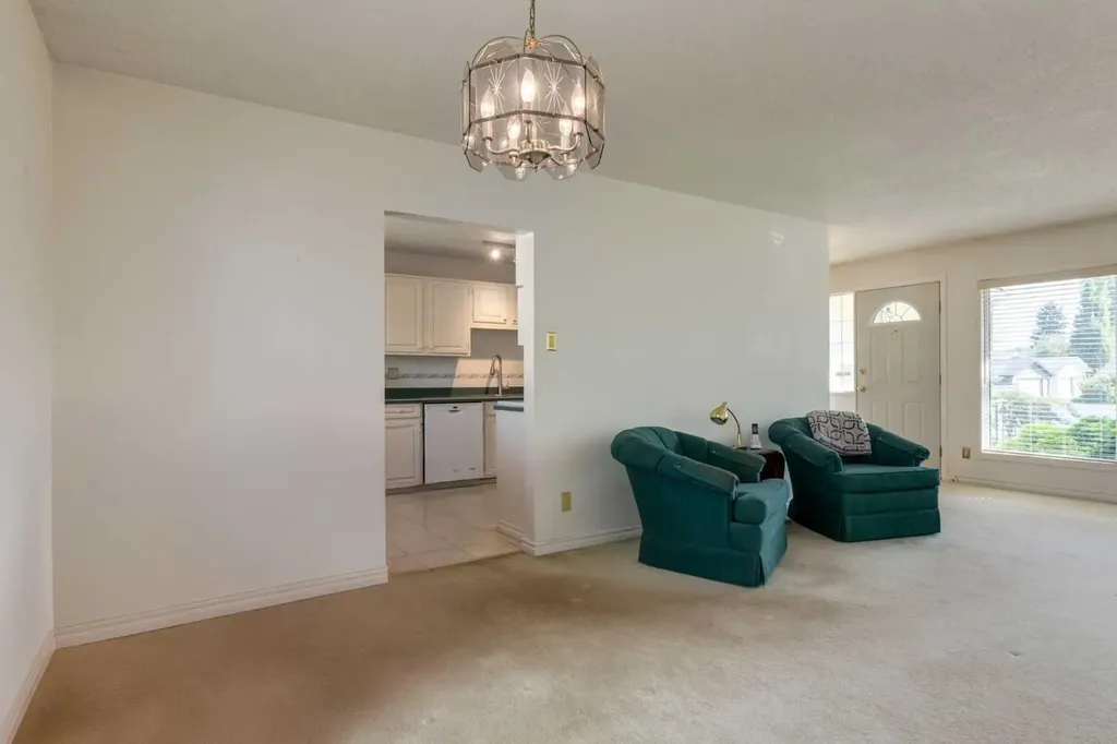 228 Maple Court Crescent SE Calgary AB T2J 1W2