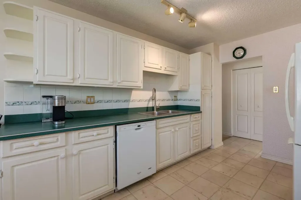 228 Maple Court Crescent SE Calgary AB T2J 1W2