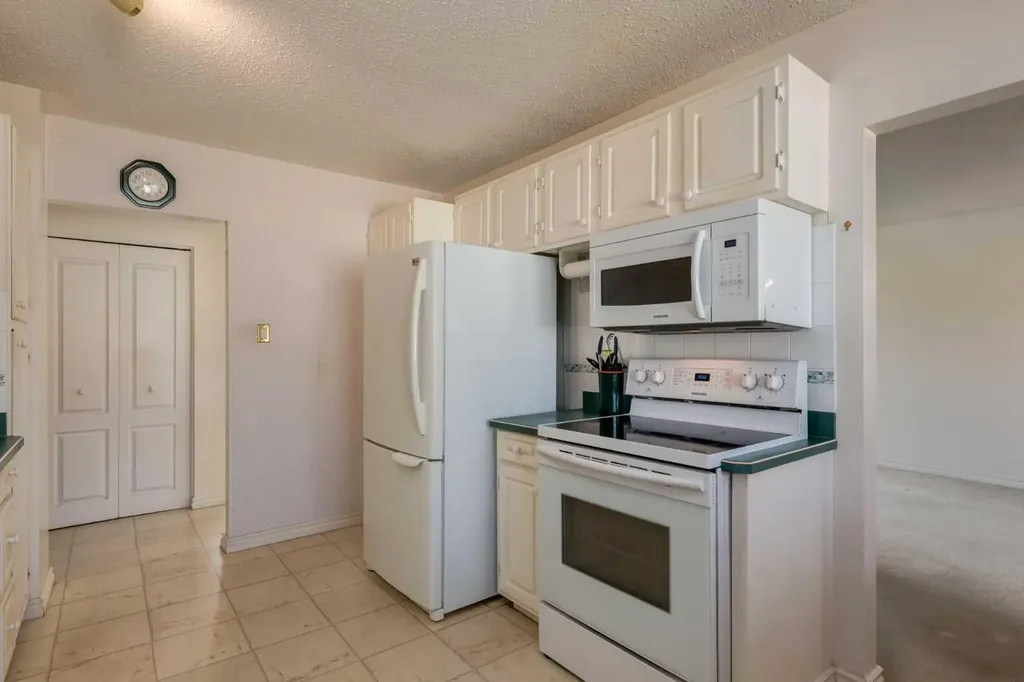 228 Maple Court Crescent SE Calgary AB T2J 1W2