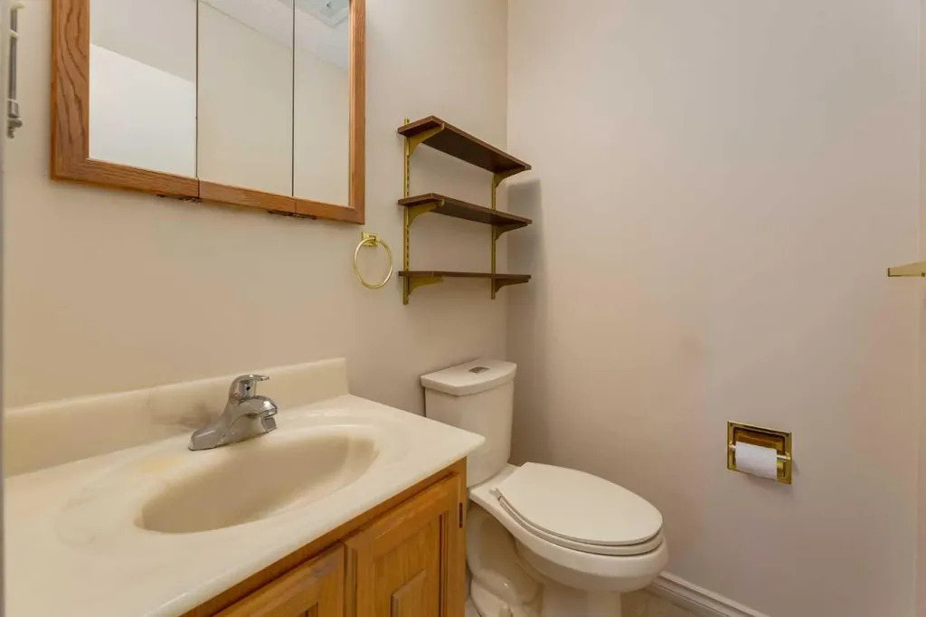 228 Maple Court Crescent SE Calgary AB T2J 1W2