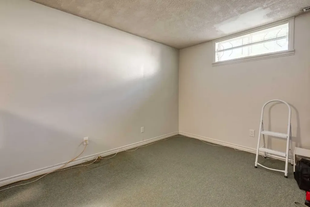 228 Maple Court Crescent SE Calgary AB T2J 1W2