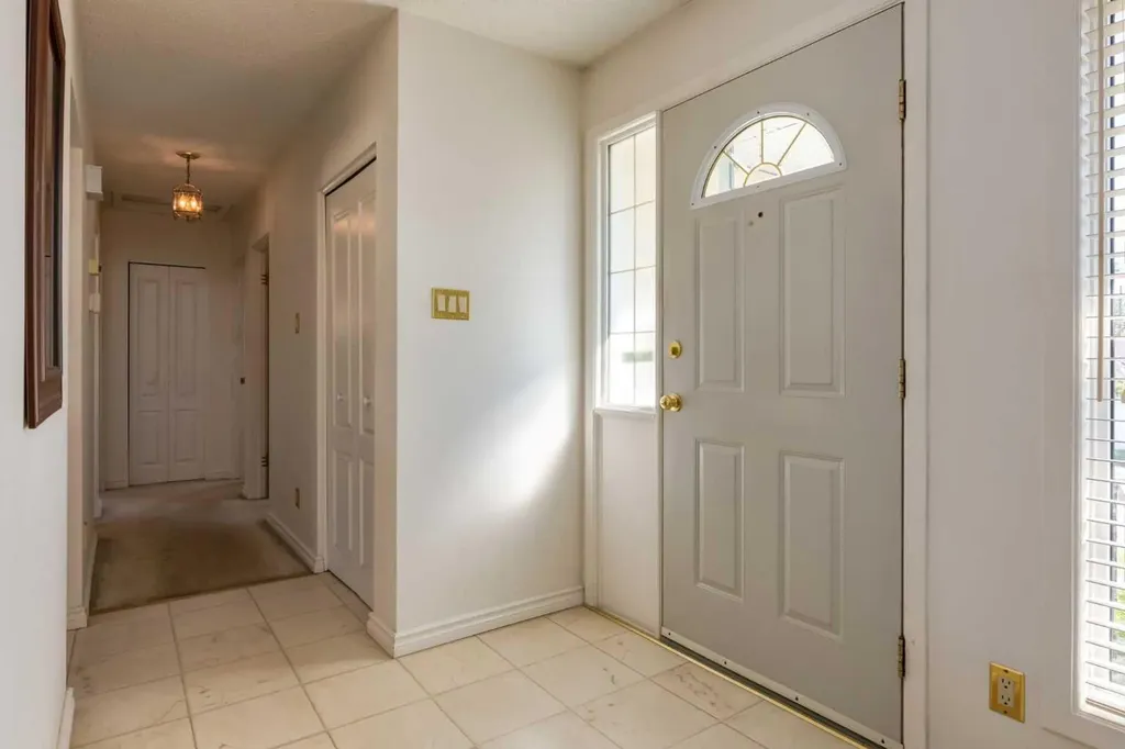 228 Maple Court Crescent SE Calgary AB T2J 1W2
