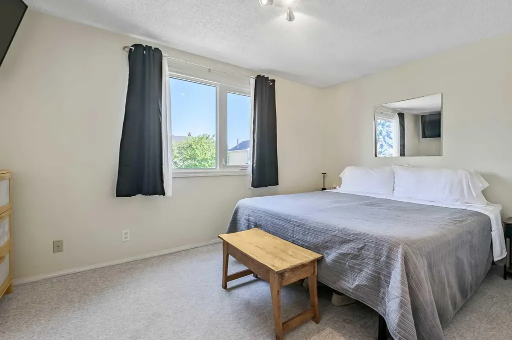 37 Erin Woods Place SE Calgary AB T2B 2W5