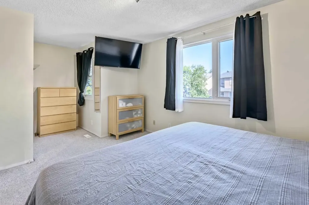 37 Erin Woods Place SE Calgary AB T2B 2W5
