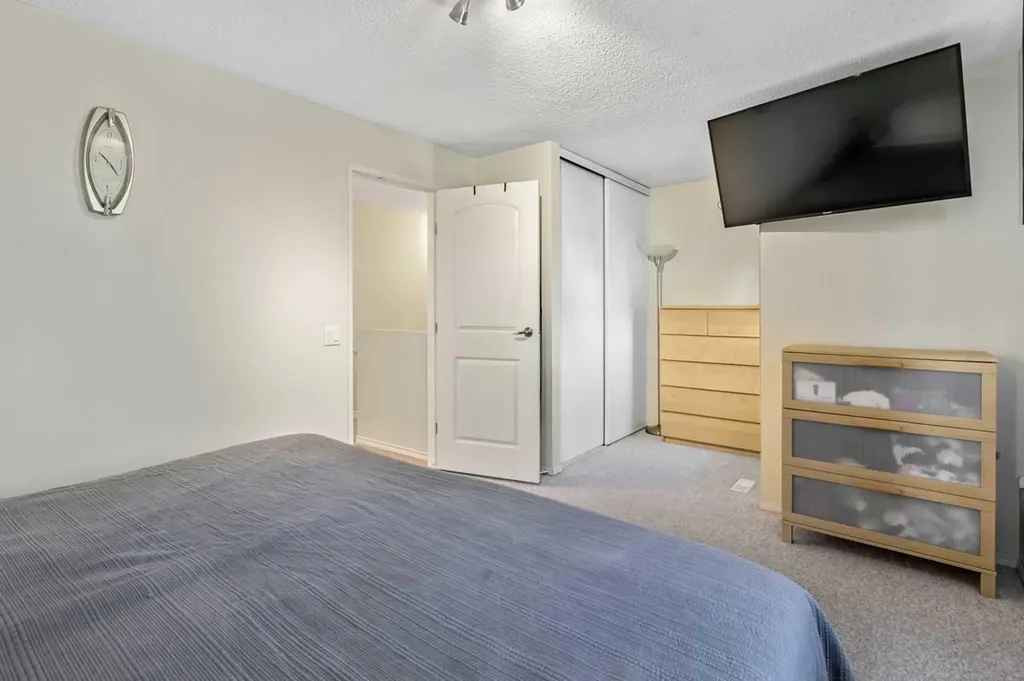 37 Erin Woods Place SE Calgary AB T2B 2W5
