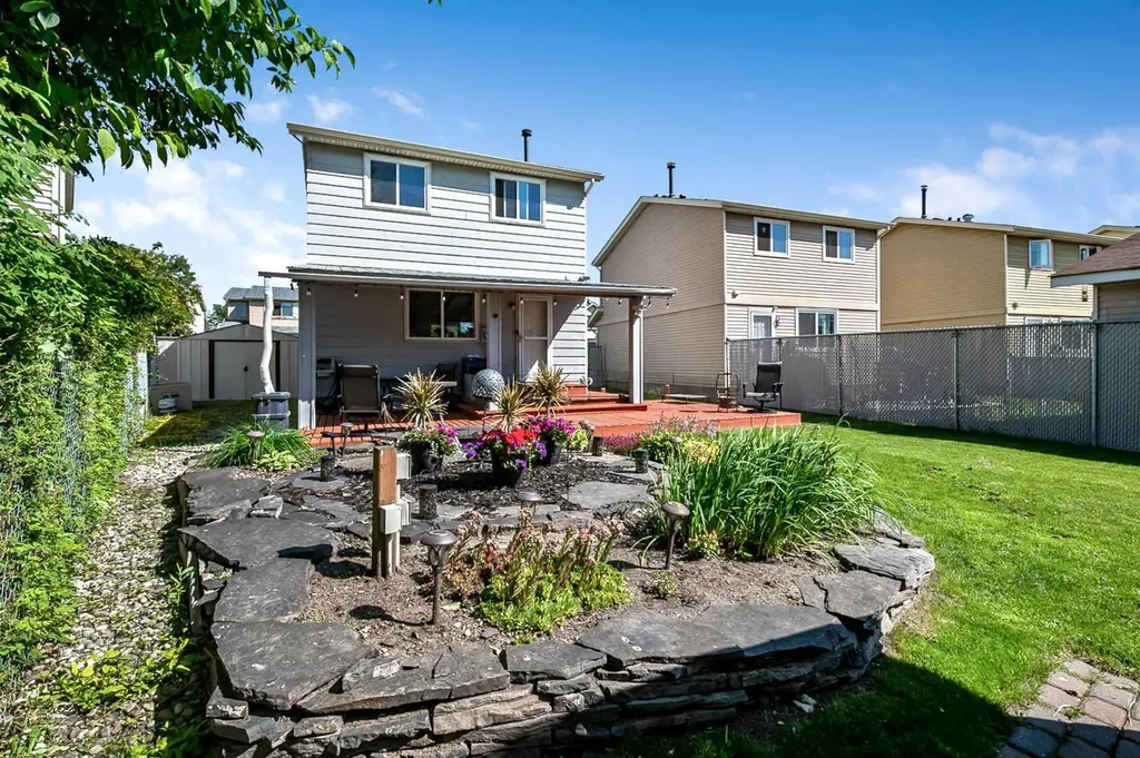 37 Erin Woods Place SE Calgary AB T2B 2W5