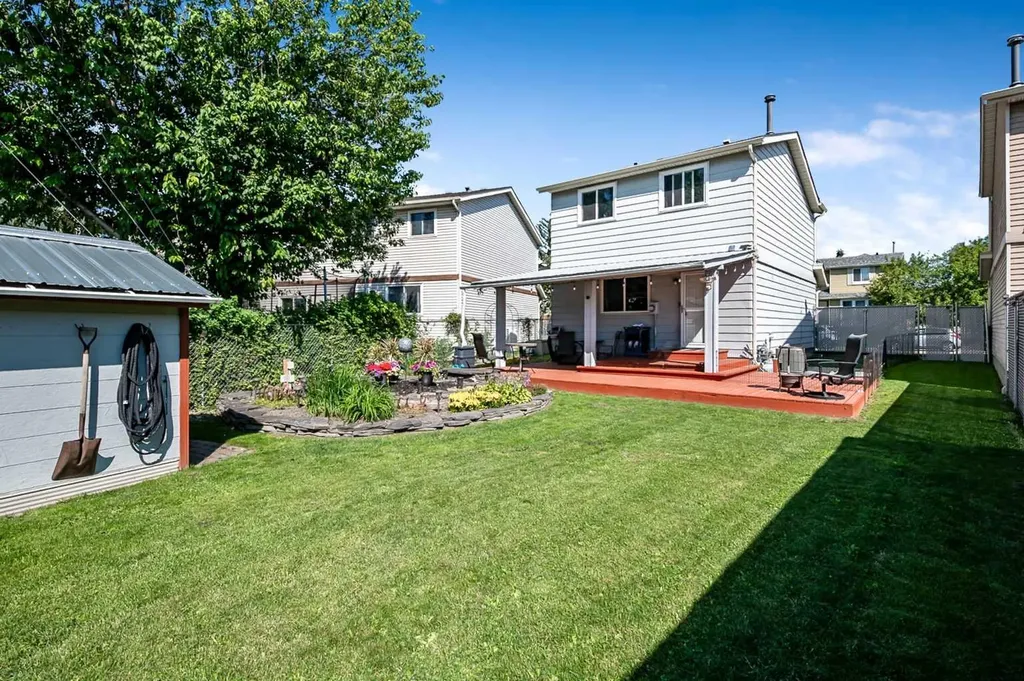 37 Erin Woods Place SE Calgary AB T2B 2W5
