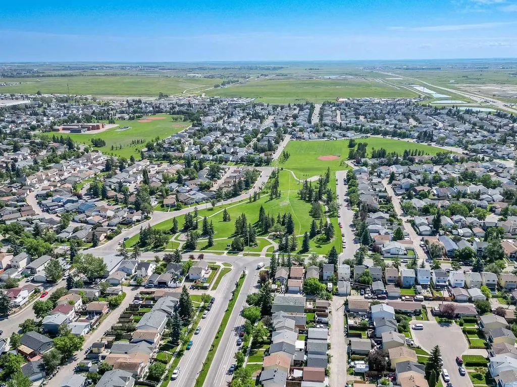 37 Erin Woods Place SE Calgary AB T2B 2W5
