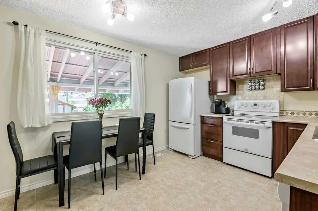 37 Erin Woods Place SE Calgary AB T2B 2W5