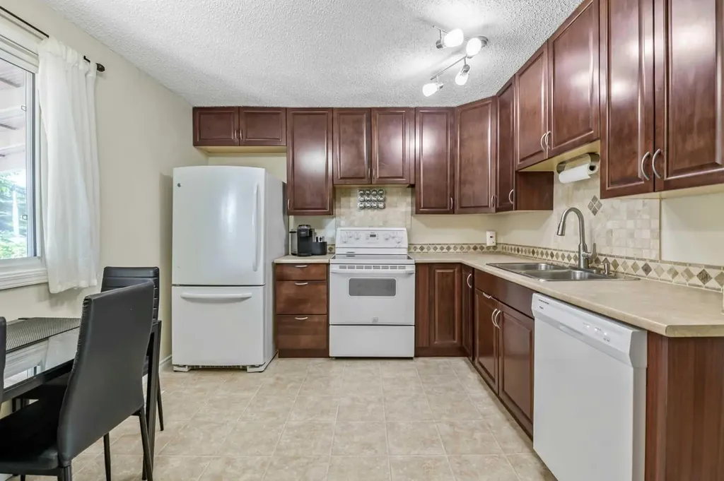37 Erin Woods Place SE Calgary AB T2B 2W5