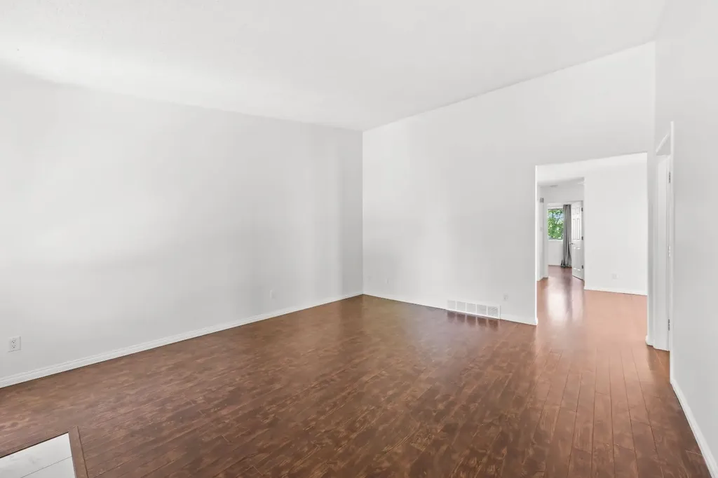 28 Templegreen Bay NE Calgary AB T1Y 4Z3