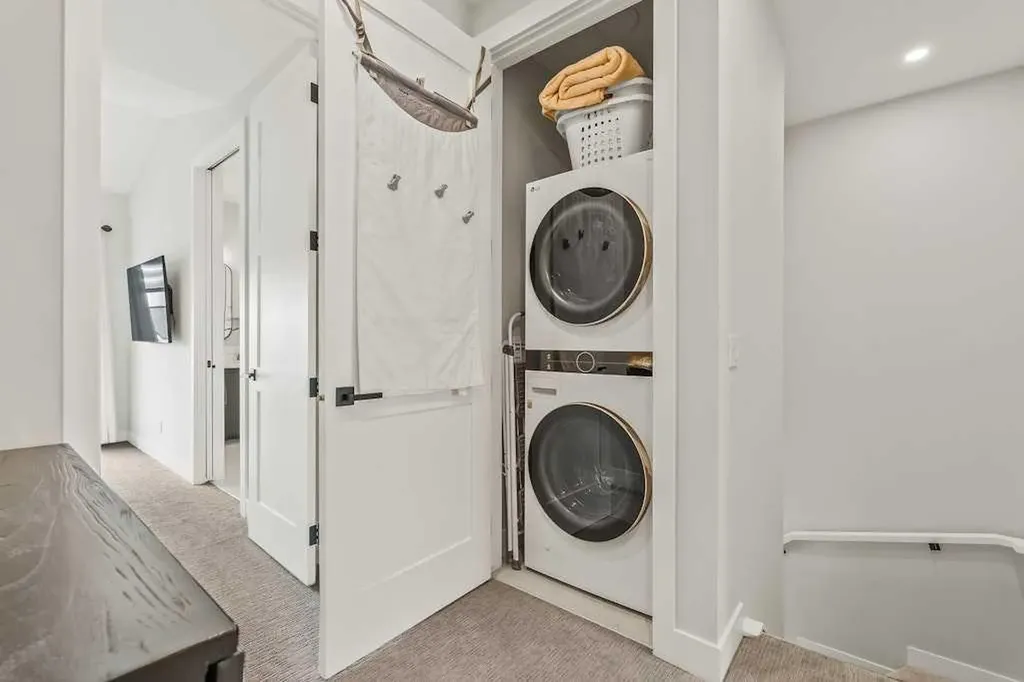 138 Discovery Drive SW Calgary AB T3H 6E9