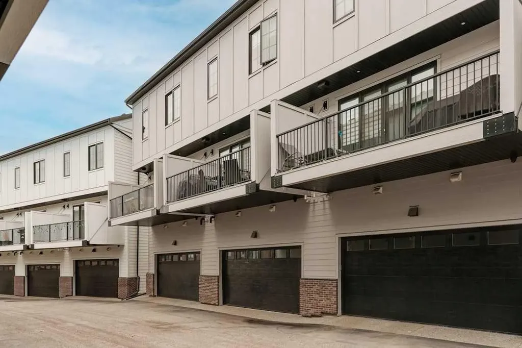 138 Discovery Drive SW Calgary AB T3H 6E9