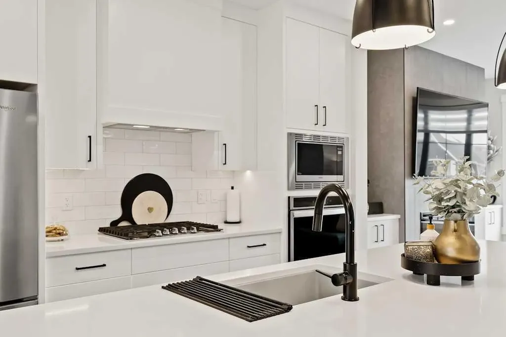 138 Discovery Drive SW Calgary AB T3H 6E9