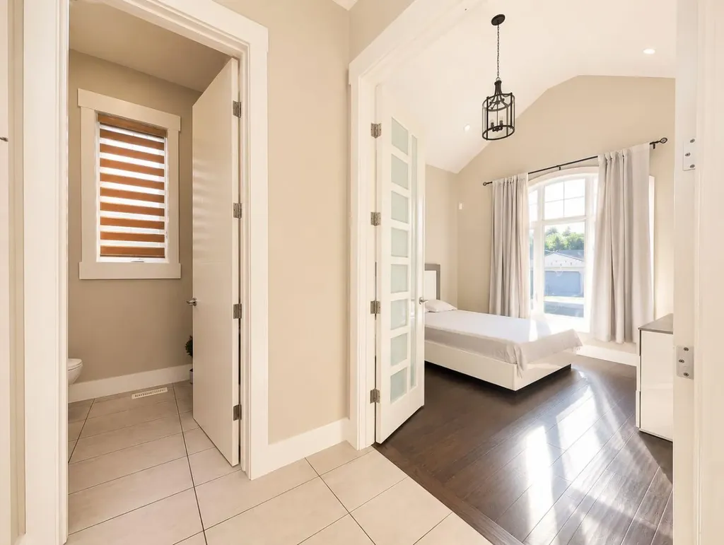 772 East Lakeview Road Chestermere AB T1X1B1