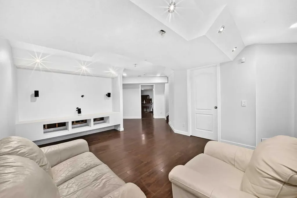 98 Panamount Villas NW Calgary AB T3K 0A4