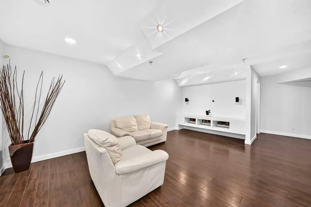 98 Panamount Villas NW Calgary AB T3K 0A4
