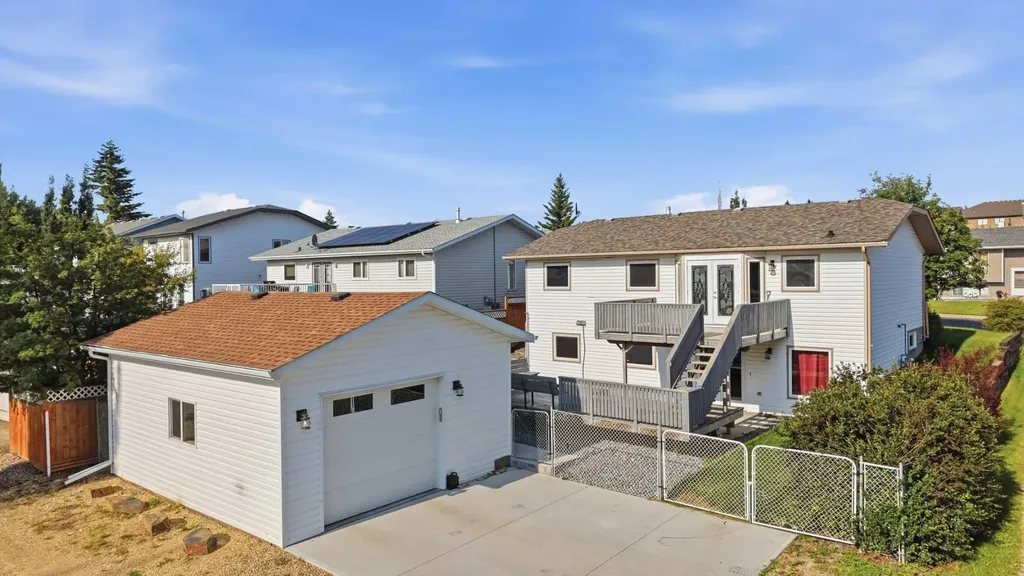 31 Palmer Close Sylvan Lake AB T4S 1K3