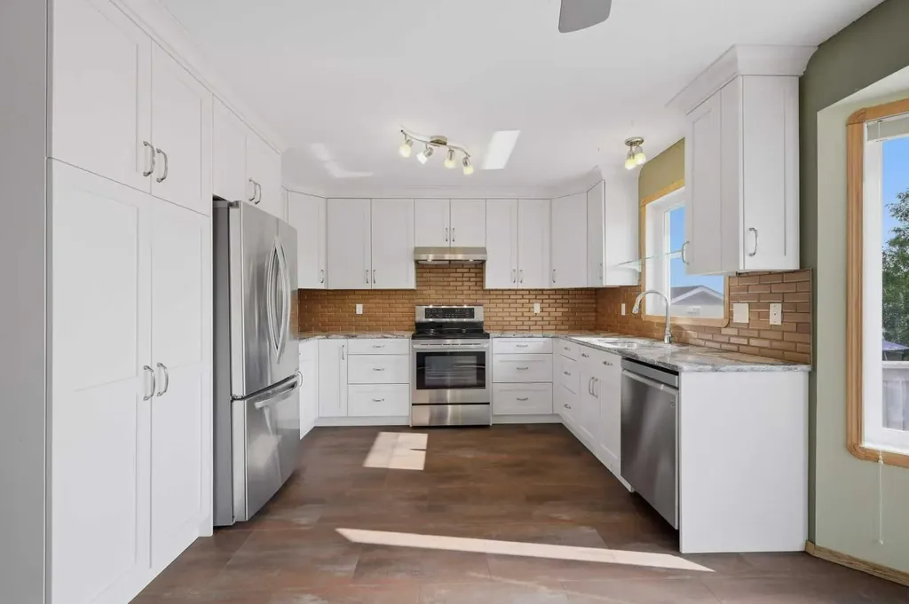 31 Palmer Close Sylvan Lake AB T4S 1K3