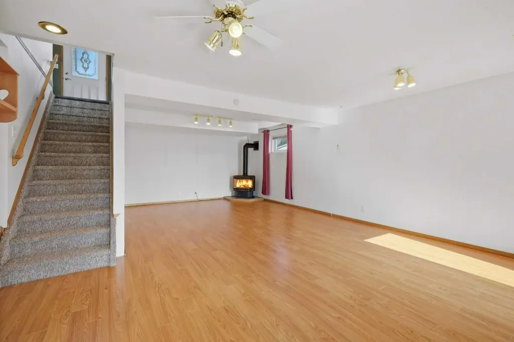 31 Palmer Close Sylvan Lake AB T4S 1K3