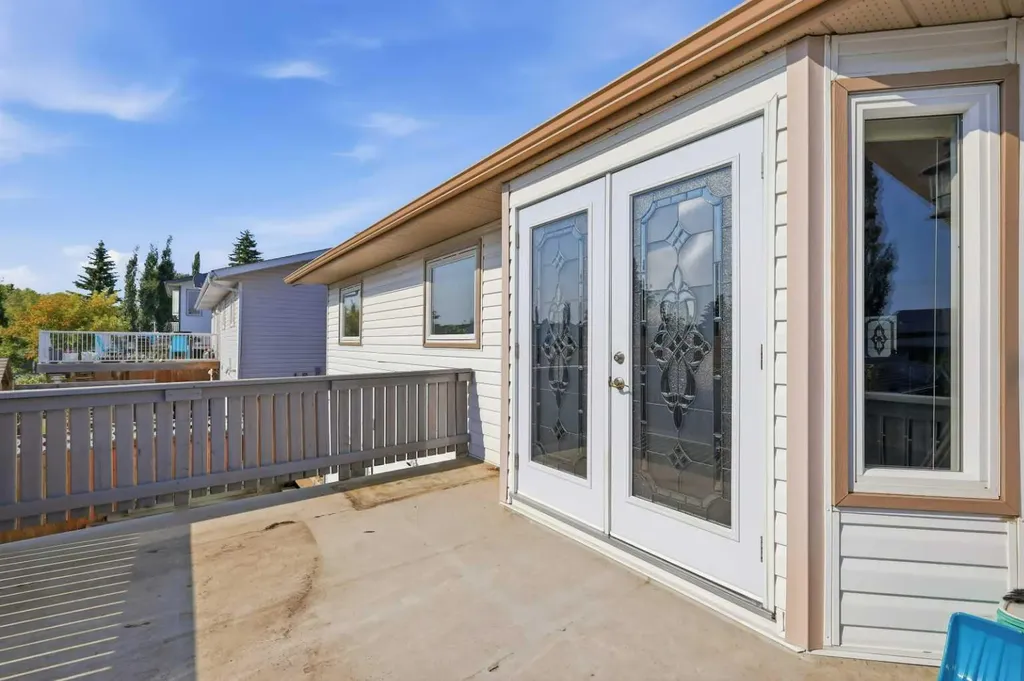 31 Palmer Close Sylvan Lake AB T4S 1K3
