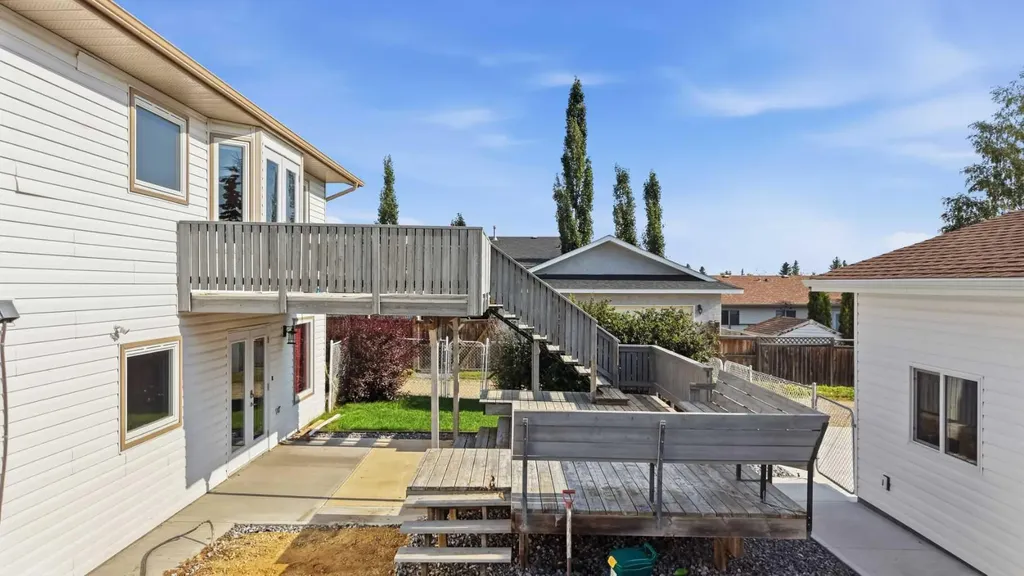 31 Palmer Close Sylvan Lake AB T4S 1K3