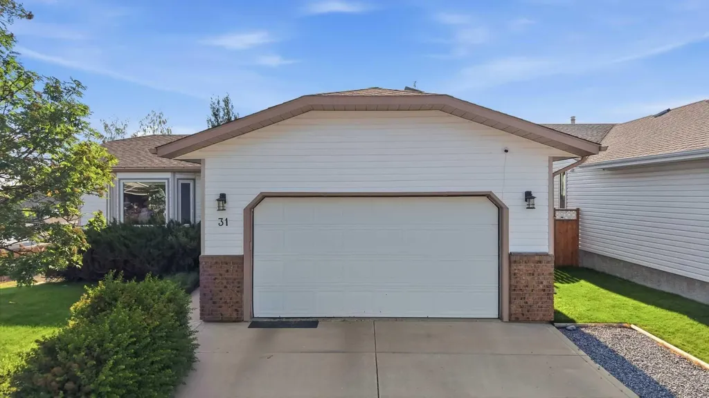31 Palmer Close Sylvan Lake AB T4S 1K3