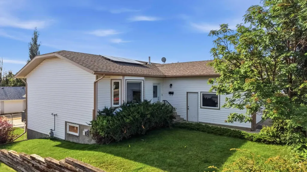 31 Palmer Close Sylvan Lake AB T4S 1K3