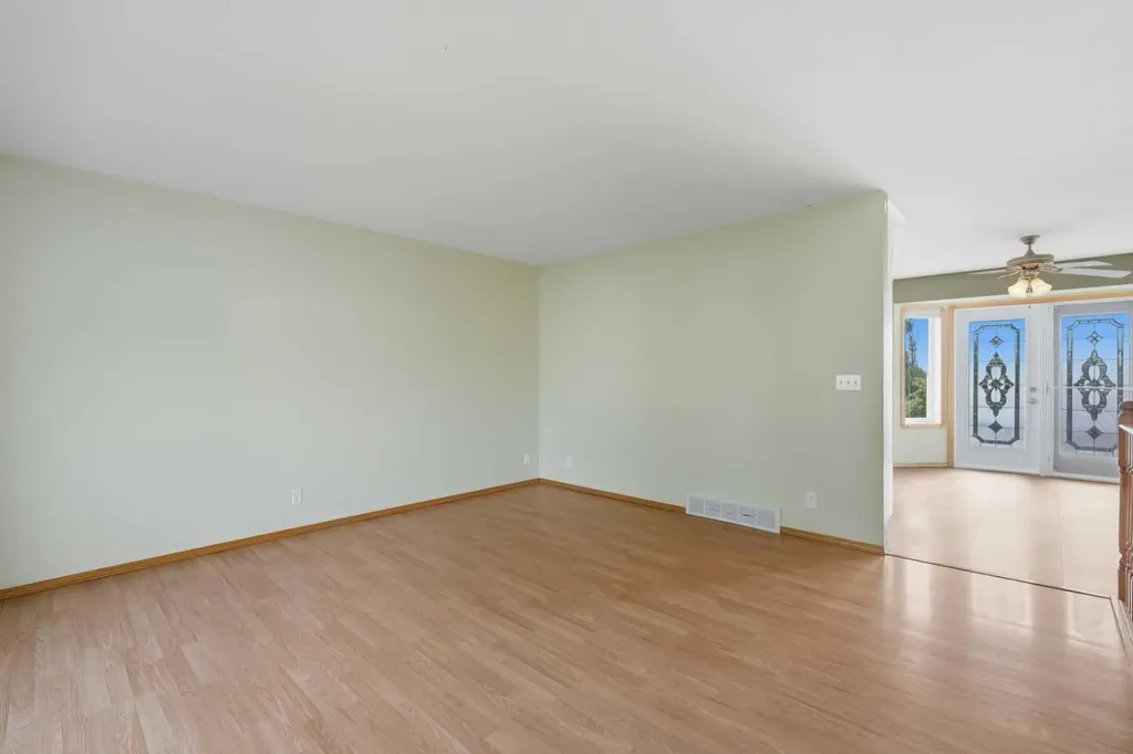 31 Palmer Close Sylvan Lake AB T4S 1K3