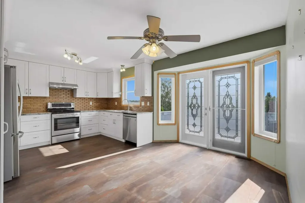 31 Palmer Close Sylvan Lake AB T4S 1K3