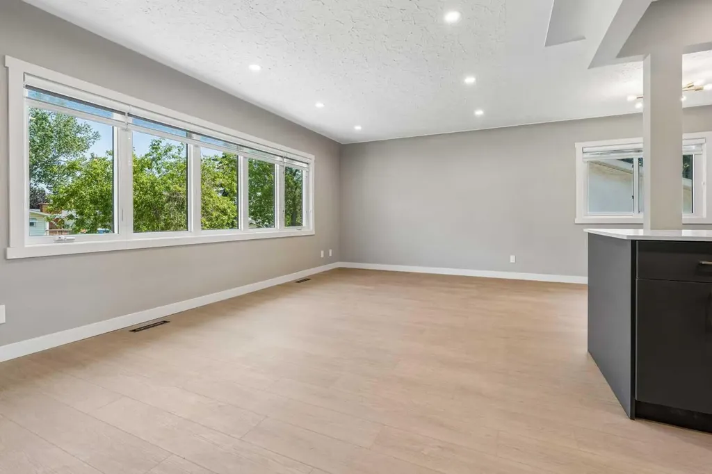 4319 19 Street NW Calgary AB T2L 2B8