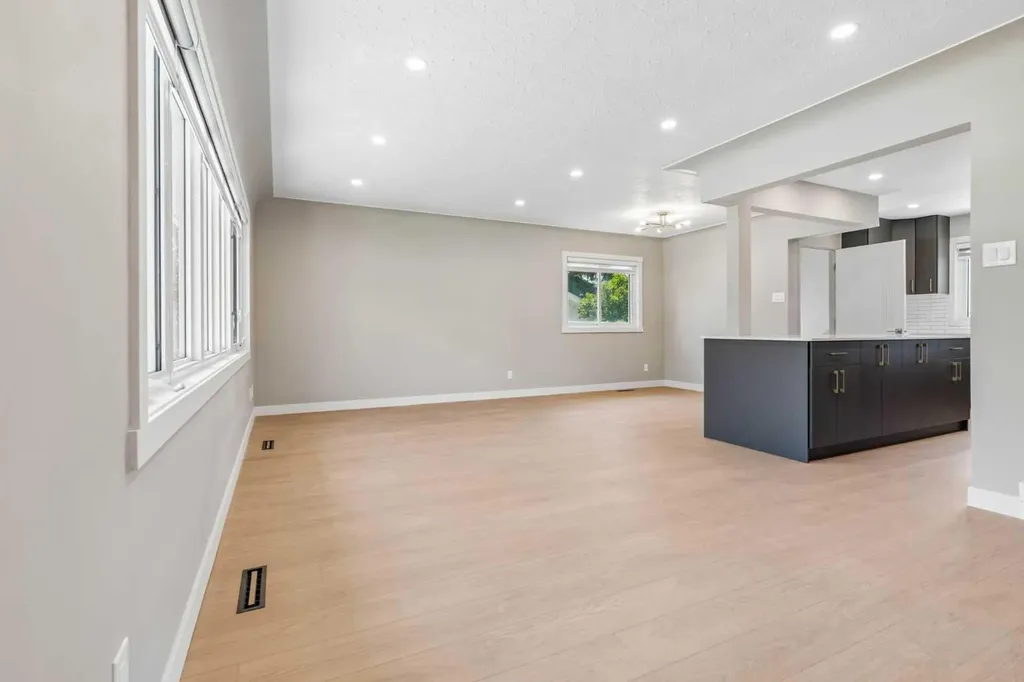 4319 19 Street NW Calgary AB T2L 2B8