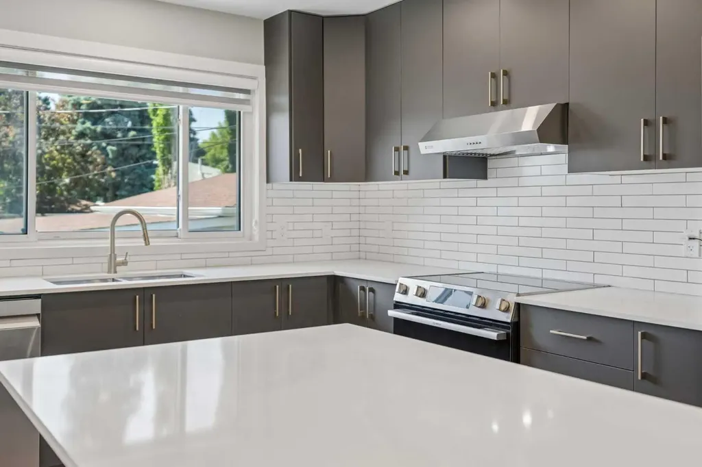 4319 19 Street NW Calgary AB T2L 2B8