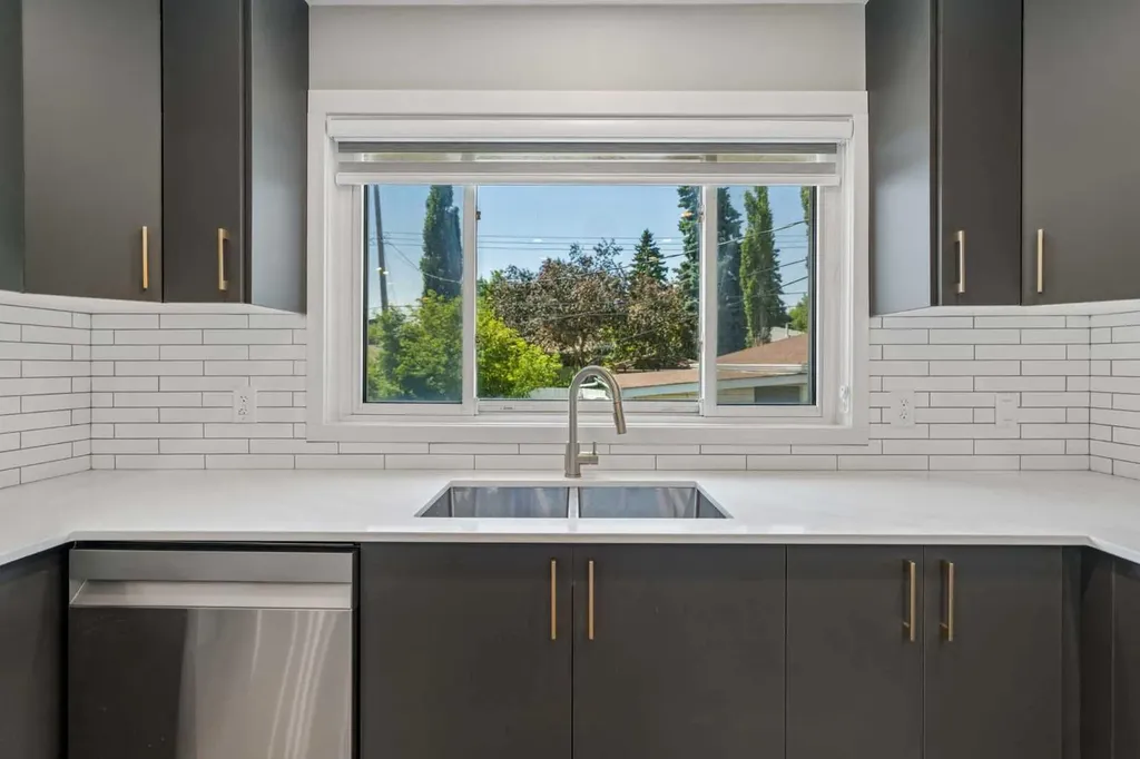 4319 19 Street NW Calgary AB T2L 2B8