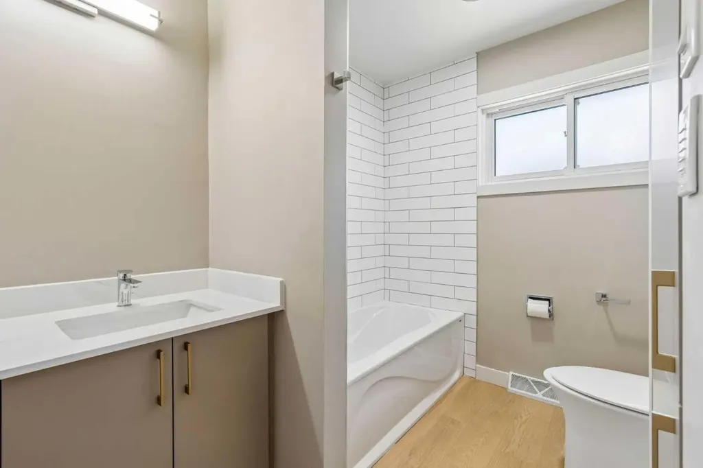 4319 19 Street NW Calgary AB T2L 2B8