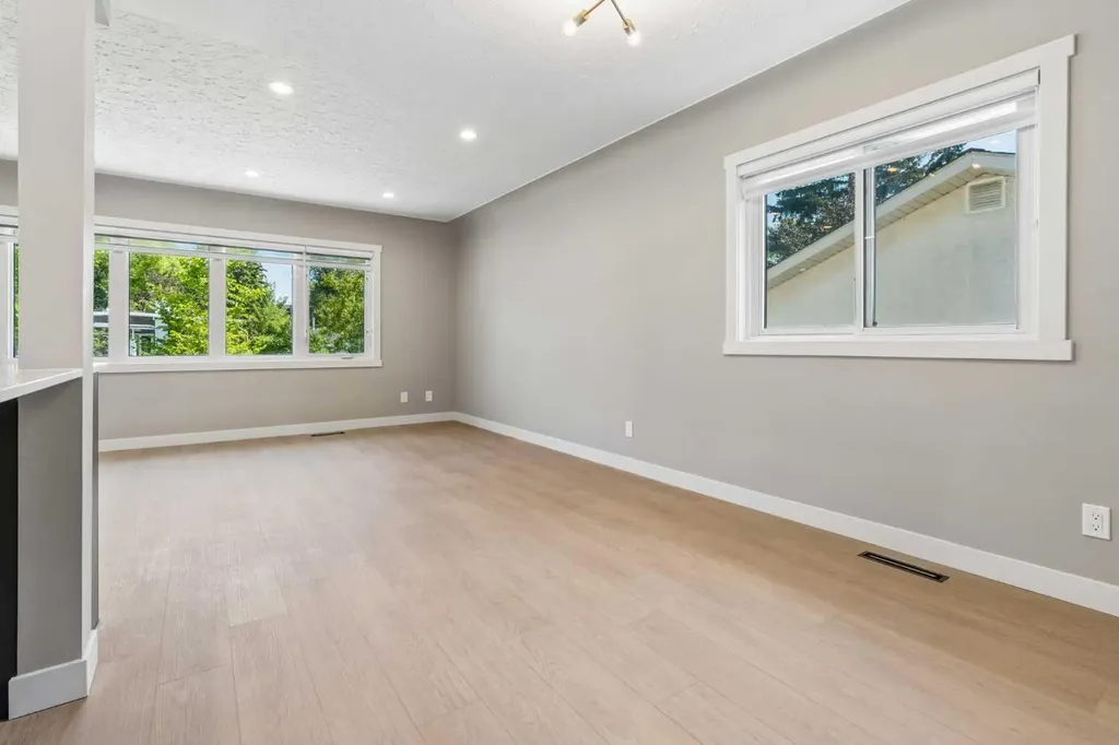 4319 19 Street NW Calgary AB T2L 2B8