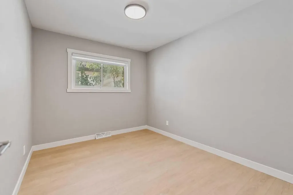 4319 19 Street NW Calgary AB T2L 2B8