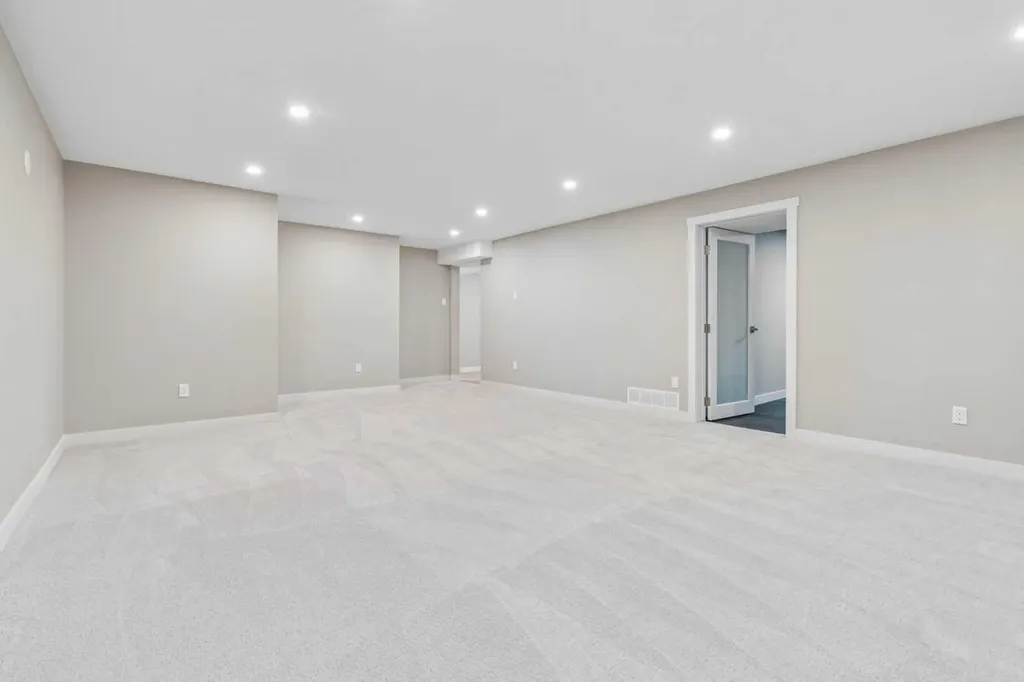 4319 19 Street NW Calgary AB T2L 2B8
