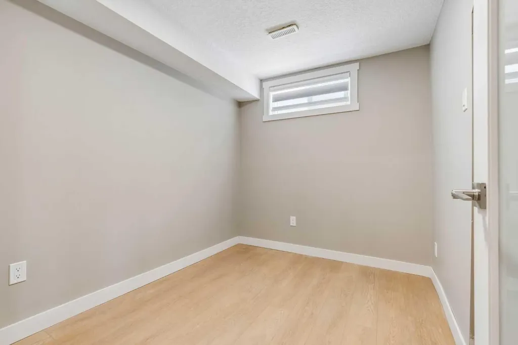 4319 19 Street NW Calgary AB T2L 2B8