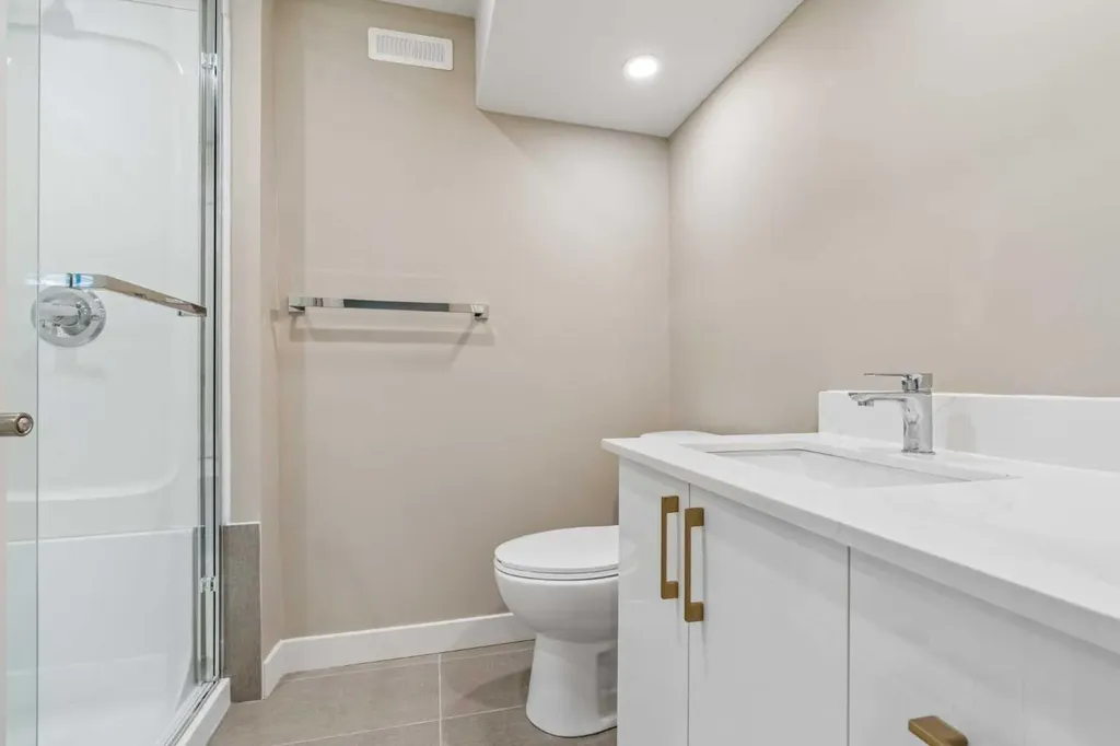 4319 19 Street NW Calgary AB T2L 2B8