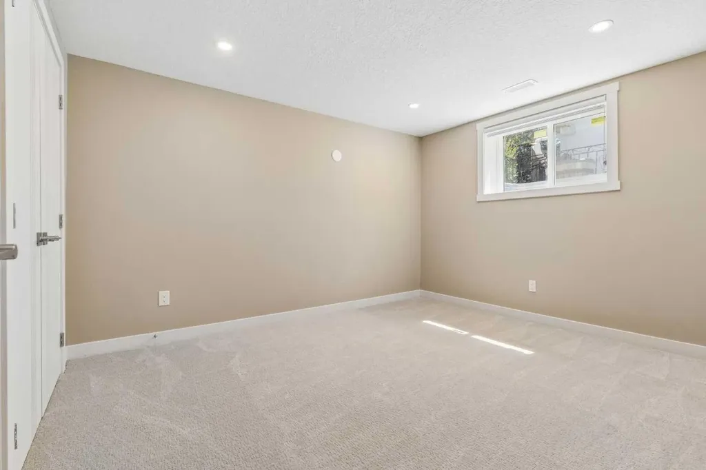 4319 19 Street NW Calgary AB T2L 2B8