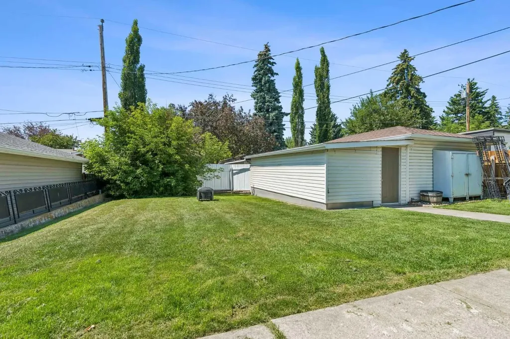 4319 19 Street NW Calgary AB T2L 2B8