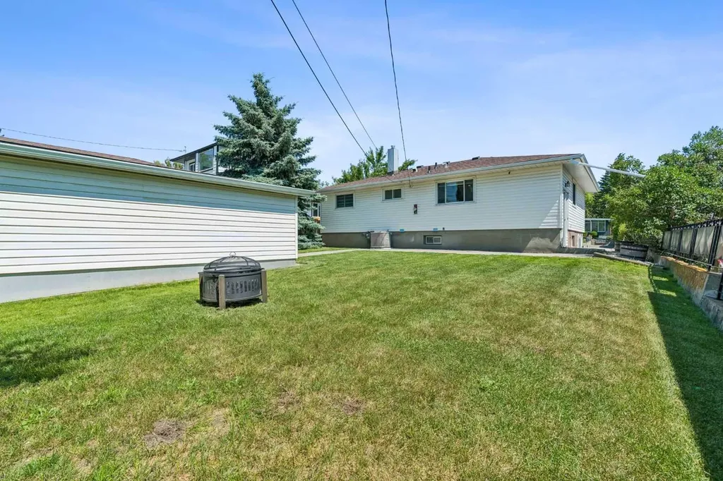 4319 19 Street NW Calgary AB T2L 2B8