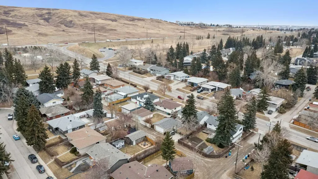 4319 19 Street NW Calgary AB T2L 2B8